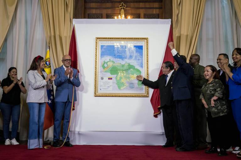 $!El presidente de la Asamblea Nacional, Jorge Rodríguez (3i), junto a diputados del organismo, develan un mapa de Venezuela al que se le añade al Esequibo.