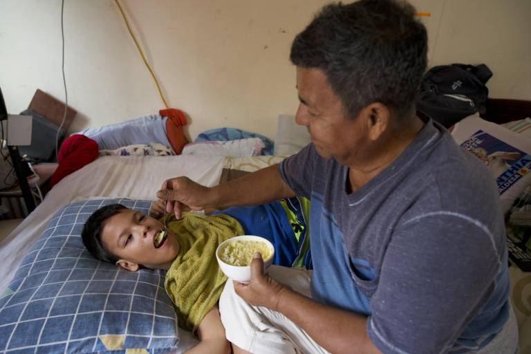 $!En Ecuador, cada persona necesita tres dólares con 35 centavos para tener una dieta saludable. Pero, más del 30% de los ecuatorianos tiene un ingreso diario similar para alimentar a toda su familia.