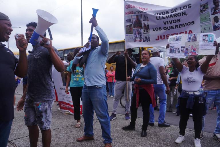 $!En los exteriores del Complejo Judicial Sur se realizó la audiencia de formulación de cargos por la desaparición de cuatro adolescentes en Guayaquil.