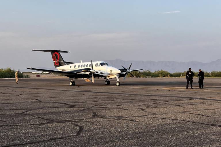 $!Fotografía donde se observa el avión privado donde fueron transportados Ismael el Mayo Zambada y Joaquín Guzmán López, en un aeropuerto privado este jueves, de Santa Teresa, Nuevo México (Estados Unidos).