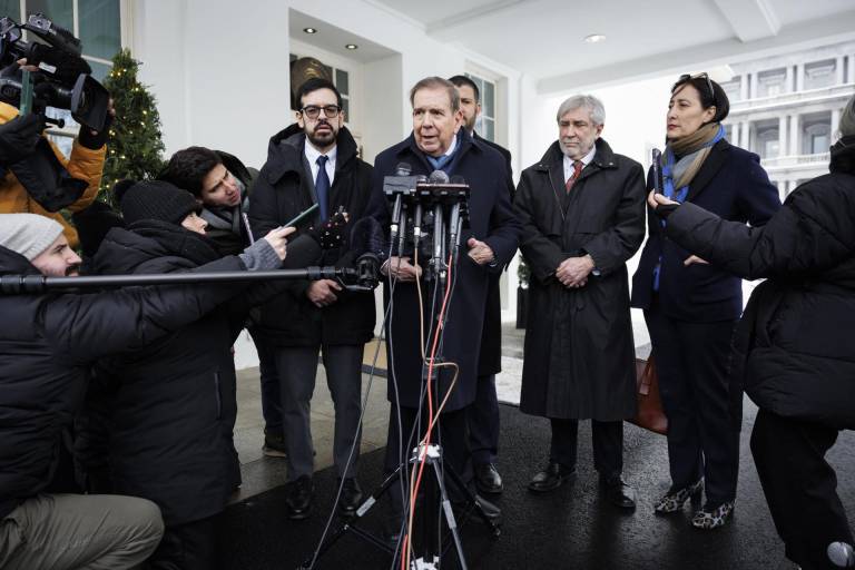 $!El líder de la oposición venezolana Edmundo González Urrutia (C) habla con miembros de los medios de comunicación fuera de la Casa Blanca en Washington, DC, EE.UU., el 6 de enero de 2025.