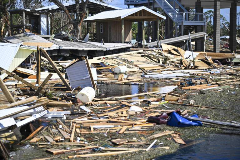 $!En la fotografía se muestran los escombros de casas y muelles dañados después de que el huracán Helene tocara tierra en Keaton Beach, Florida, el 27 de septiembre de 2024.