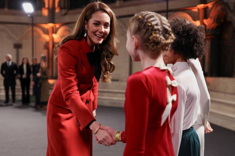 $!La princesa Kate de Gales saludando a los niños que se presentarán en el concierto Together At Christmas, en la Abadía de Westminster.