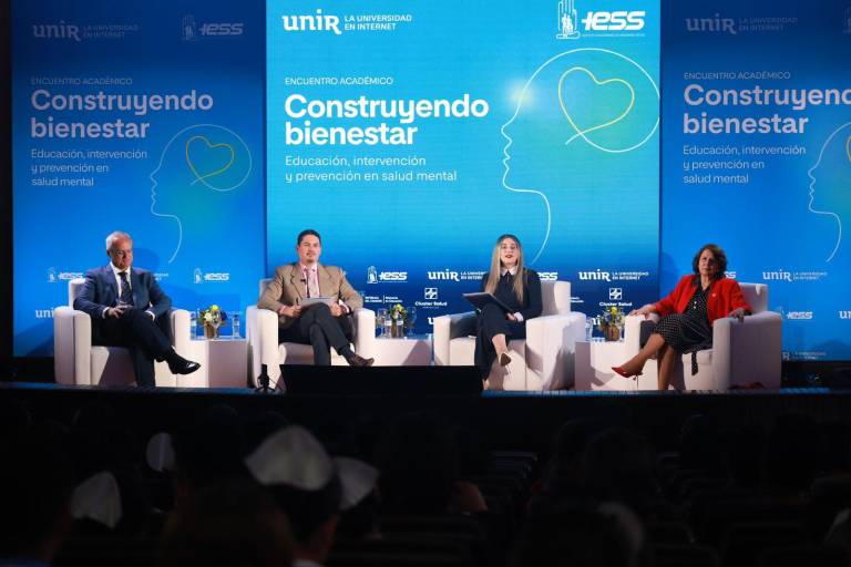 $!Fotografía del evento, en la que aparecen José Sandoval (2.do I), viceministro de Gestión del Ministerio de Educación de Ecuador, Milena Charfuelán (1.ra D), directora general del IESS y Rosalía Arteaga (2.D), presidenta de la Universidad Internacional de La Rioja.