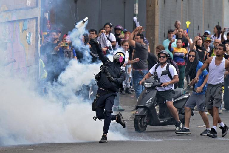 $!Opositores al gobierno del presidente venezolano Nicolás Maduro se enfrentan con la policía antidisturbios durante una protesta en el barrio Catia de Caracas el 29 de julio de 2024, un día después de las elecciones presidenciales venezolanas.