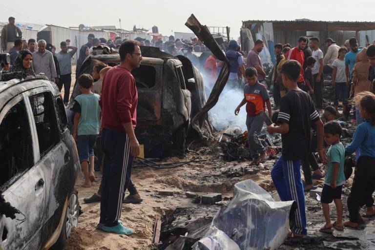 $!Los palestinos se reúnen en el lugar de un ataque israelí contra un campamento para desplazados internos en Rafah el 27 de mayo de 2024, en medio de batallas en curso entre Israel y el grupo militante palestino Hamas.