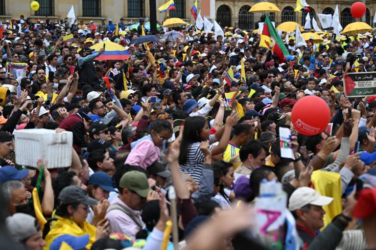 $!Supporters of Colombia's President Gustavo Petro and members of labour unions attend a rally commemorating the International Labour Day in Bogota on May 1, 2024. (Photo by Raul ARBOLEDA / AFP)