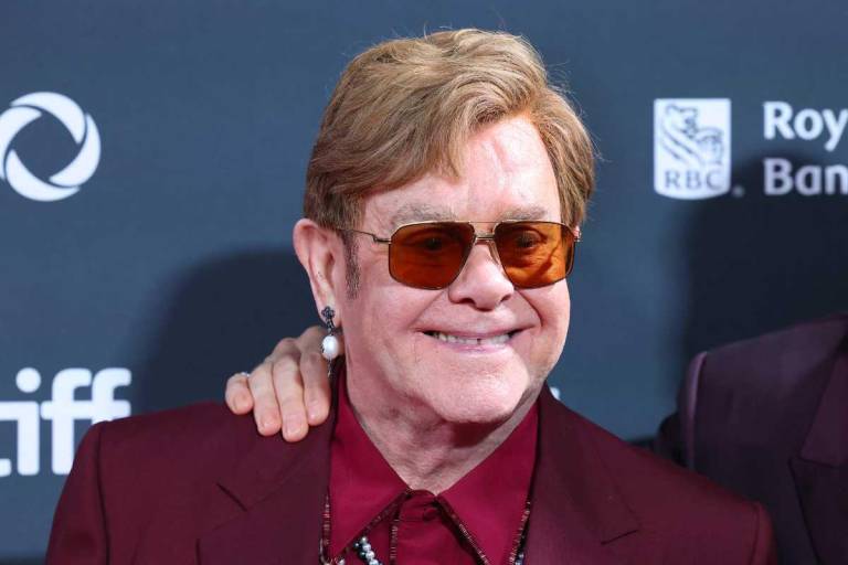 $!Elton John no pierde la esperanza de que un tratamiento le ayude a mejorar su visión.