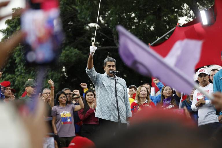 $!El presidente venezolano, Nicolás Maduro, pronuncia un discurso mientras sostiene una réplica de la espada del Libertador Simón Bolívar durante un mitin en Caracas el 28 de agosto de 2024.