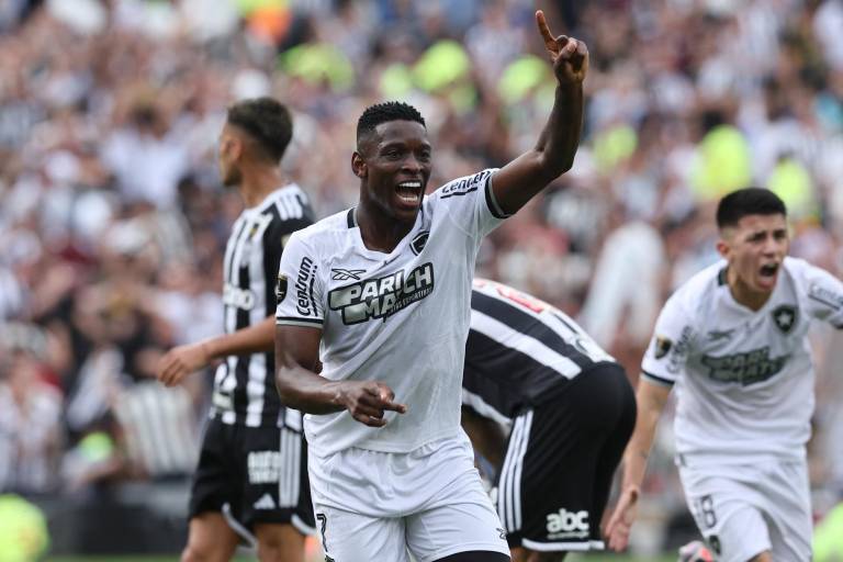 $!Luiz Henrique anotó el primero de Botafogo y provocó el penal para el segundo tanto.