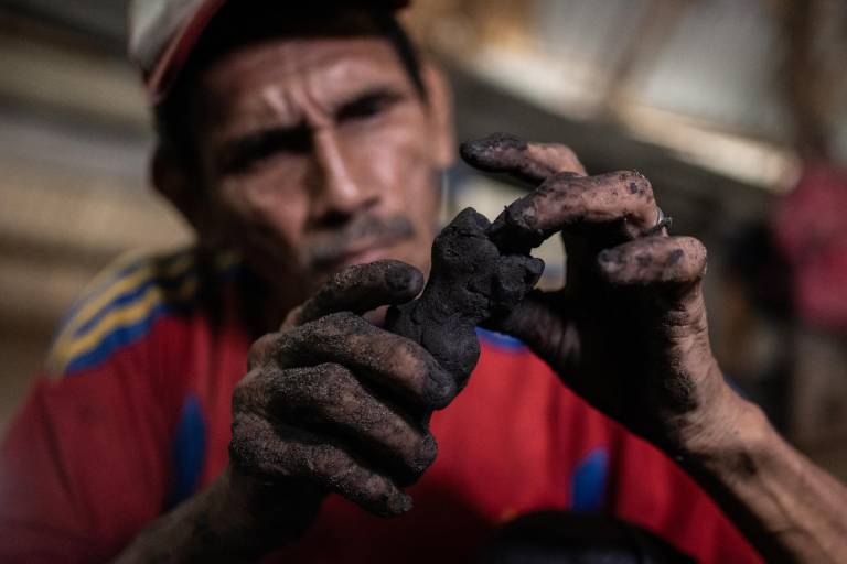 $!El alfarero Hugo Osorio hace artesanías de arcilla en Momil, departamento de Córdoba, Colombia, el 21 de mayo de 2024.