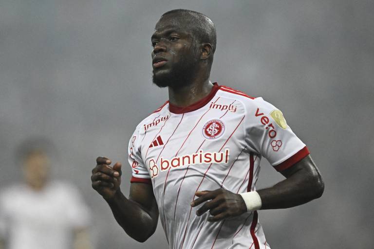 $!El delantero ecuatoriano del Internacional, Enner Valencia, corre durante el partido de ida de las semifinales de la Copa Libertadores de Brasil entre Fluminense e Internacional, en el estadio Maracaná, en Río de Janeiro, Brasil, el 27 de septiembre de 2023.