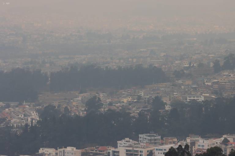 $!Toma aérea del noroccidente de Quito, cubierto por una pared de humo.