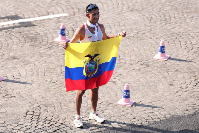 $!Daniel pintado sosteniendo la bandera de Ecuador en París 2024. (Foto: Comité Olímpico Ecuatoriano)