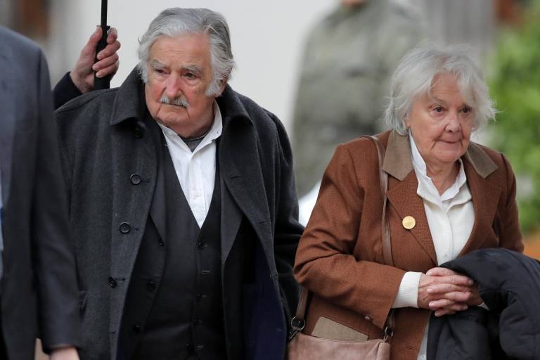 $!El expresidente uruguayo (2010-2015) José Mujica y su esposa y exvicepresidenta (2017-2020) Lucía Topolansky llegan al Palacio Presidencial de La Moneda para asistir a la conmemoración del 50 aniversario de la dictadura de Chile en Santiago.