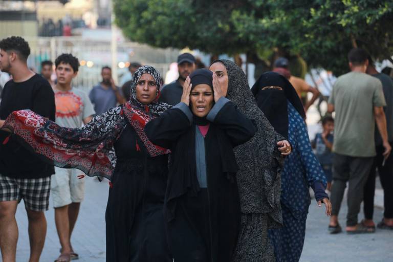 $!Los palestinos reaccionan mientras se apresuran a ver a sus familiares heridos que fueron trasladados de urgencia al hospital Nasser tras el reciente bombardeo israelí en Khan Yunis.