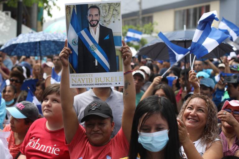 $!Partidarios del presidente de El Salvador, Nayib Bukele, asisten a su ceremonia de toma de posesión en la plaza Gerardo Barrios frente al Palacio Nacional en el centro de San Salvador el 1 de junio de 2024.