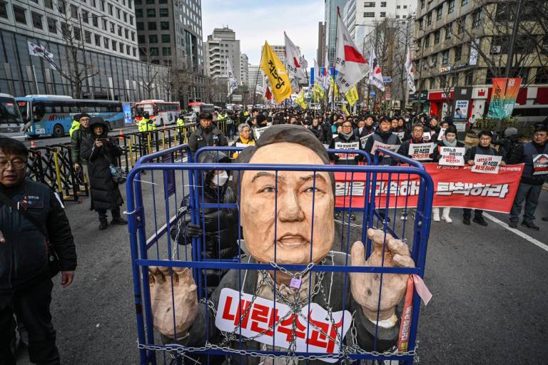 $!Manifestantes de un grupo laboral participan en una protesta pidiendo el derrocamiento del presidente de Corea del Sur, Yoon Suk Yeol, frente al Ayuntamiento de Seúl.