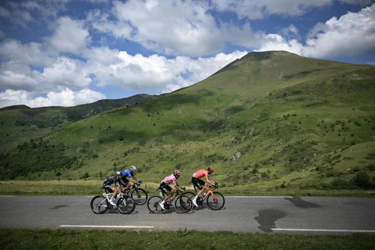 $!El piloto belga del equipo INEOS Grenadiers Laurens De Plus (D), el piloto ecuatoriano del EF Education - EasyPost Team Richard Carapaz (2º D), el piloto australiano del Red Bull - BORA - hansgrohe Team Jai Hindley (I) y el piloto español de Movistar Team Enric Mas (detrás) Pedalear en una escapada en la ascensión del Col de d'Agnes.