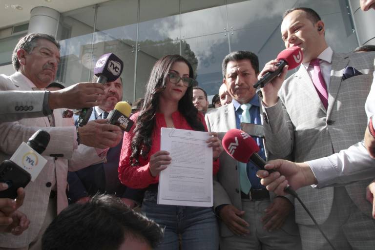 $!Fotografía de la titular del Legislativo, Viviana Veloz, ingresando la denuncia en contra de la Ley.