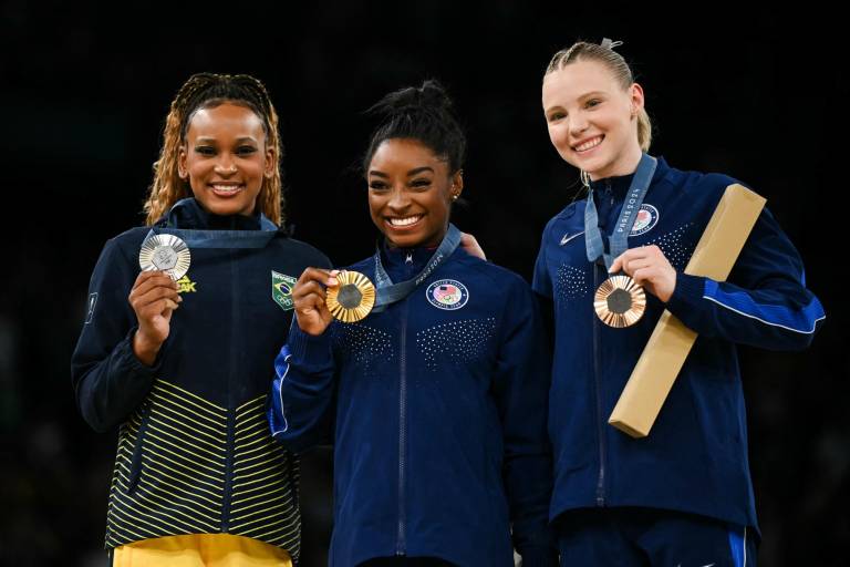 $!La brasileña Rebeca Andrade (plata), la estadounidense Simone Biles (oro) y la estadounidense Jade Carey (bronce) posan durante la ceremonia del podio de la bóveda femenina de gimnasia artística durante los Juegos Olímpicos de París 2024. (Foto de Paul ELLIS / AFP)