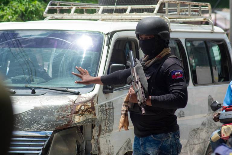 $!Agentes de policía haitianos controlan el área alrededor del Palacio Nacional en Puerto Príncipe el 1 de mayo de 2024.