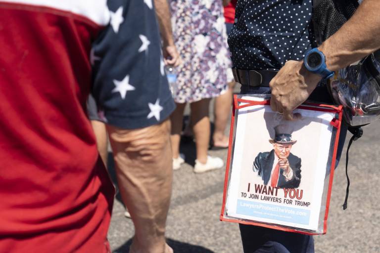 $!Un partidario sostiene un cartel a favor de Trump mientras asiste a un evento de campaña Chase the Vote.