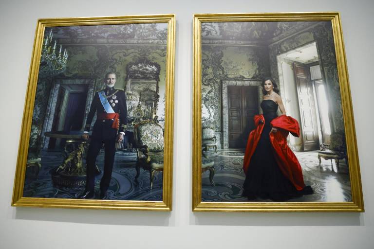 $!Nuevos retratos oficiales de los Reyes de España, Felipe VI y Letizia, que se encuentran en la sala del Consejo del Banco de España de Madrid.