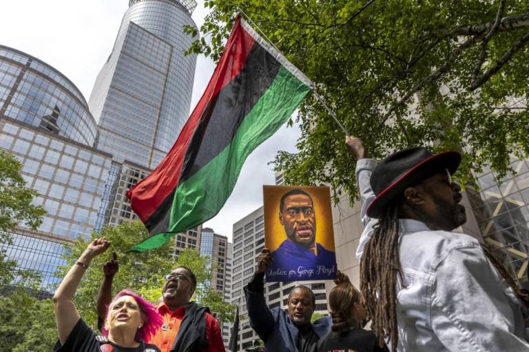 $!La gente reacciona después de enterarse de la sentencia del ex oficial de policía de Minneapolis Derek Chauvin frente al Centro de Gobierno del Condado de Hennepin.