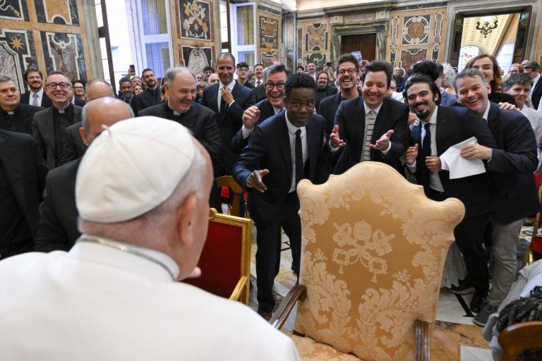 $!Esta fotografía tomada y distribuida el 14 de junio de 2024 por The Vatican Media muestra a los actores estadounidenses Chris Rock (C), Jimmy Fallon (C derecha) y el Papa Francisco durante una audiencia con comediantes en el Vaticano.