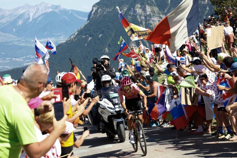 $!EF Education - El ciclista ecuatoriano del equipo EasyPost, Richard Carapaz, pedalea en el ascenso del Col du Noyer durante la 17ª etapa de la 111ª edición del Tour de Francia.