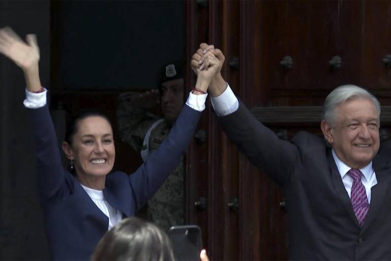 $!Este registro de fotograma de un vídeo de AFPTV muestra al presidente saliente de México, Andrés Manuel López Obrador (derecha), dando la bienvenida a la presidenta electa de México, Claudia Sheinbaum, antes de una reunión en el palacio presidencial de la Ciudad de México el 10 de junio de 2024.