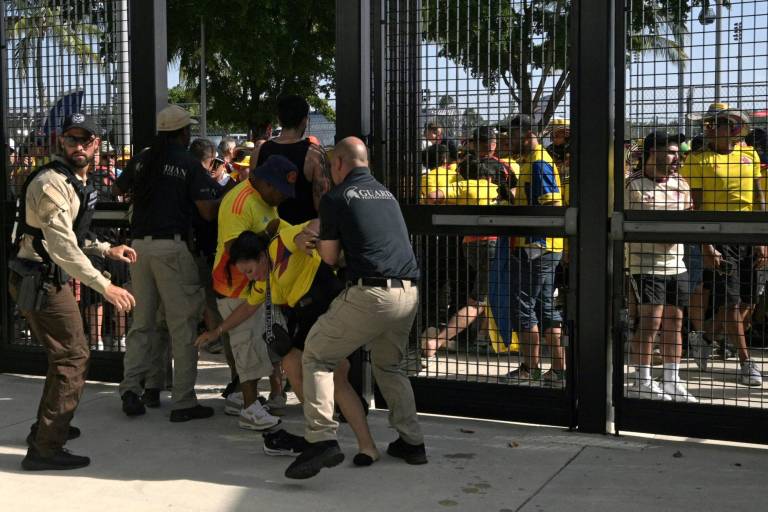 $!Personal de seguridad detiene a aficionados en la entrada del Hard Rock Stadium de Miami, Florida.