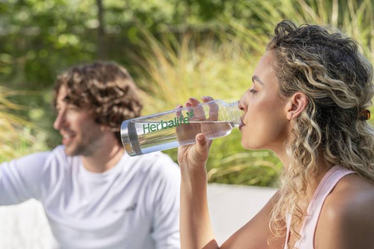 $!El consumo diario de agua recomendado es de 2 litros para las mujeres y de 2,5 litros para los hombres