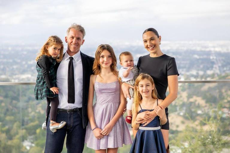 $!Foto sacada del Instagram de Gal Gadot donde se muestra junto a su familia. Su esposo Yaron Varsano y sus hijas: Alma (13), Maya (7), Daniella (3) y Ori (10 meses).