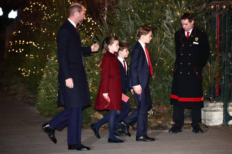 $!William, Príncipe de Gales, llegando al concierto navideño con sus hijos, los príncipes Charlotte, Louis y George, de Gales.