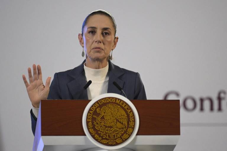 $!La presidenta de México, Claudia Sheinbaum, hace un gesto durante su primera conferencia matutina en el Palacio Nacional de la Ciudad de México el 2 de octubre de 2024.