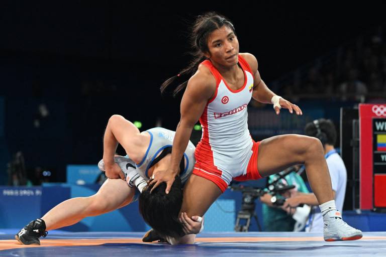 $!La ecuatoriana Lucía Yamileth Yepez Guzmán (roja) lucha contra Choe Hyo Gyong (azul) de Corea del Norte en su partido de lucha libre femenina de 53 kg durante los Juegos Olímpicos de París 2024. (Foto: AFP)