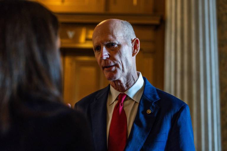 $!El senador Rick Scott (R-FL) habla con los periodistas luego de una votación de cierre sobre la Ley de seguridad infantil en línea en el edificio del Capitolio de los Estados Unidos el 25 de julio de 2024 en Washington, DC.