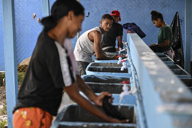 $!Migrantes lavan su ropa en el Centro de Recepción de Atención a Migrantes en Lajas Blancas, en la selvática provincia de Darién, Panamá, el 28 de junio de 2024.