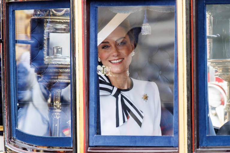 $!Kate, princesa de Gales sonríe desde el carruaje durante la celebración anual Trooping the Colour, ceremonia militar en honor del cumpleaños del rey. Esta es su primera aparición oficial tras su diagnóstico de cáncer.