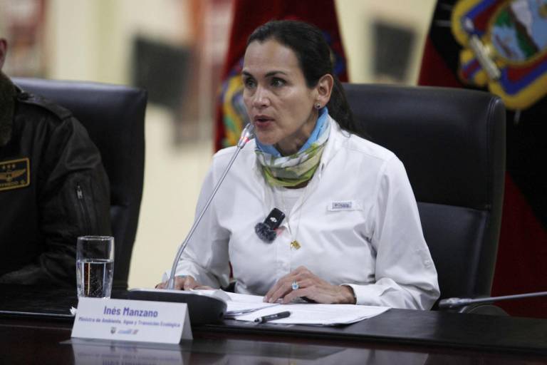 $!La Ministra de Medio Ambiente, Agua y Transición Ecológica de Ecuador, Inés Manzano, asiste a una reunión del Comité de Operaciones de Emergencia durante los incendios forestales en Quito.