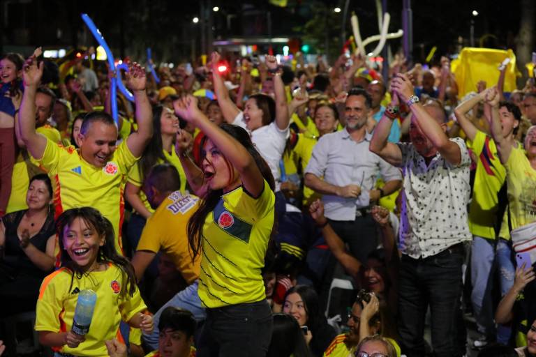 $!Los fanáticos del fútbol colombiano reaccionan durante el partido de semifinal de la Copa América 2024 entre Uruguay y Colombia en un parque en Envigado, provincia de Antioquia.