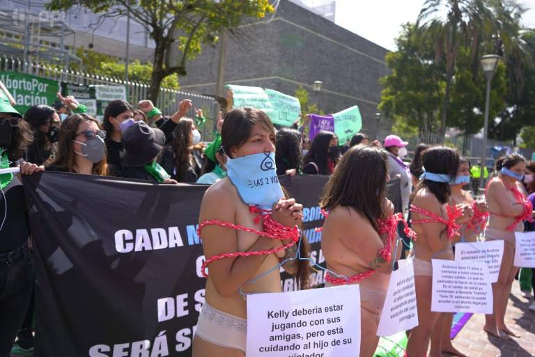 $!Manifestaciones a favor y en contra del aborto por violación en Ecuador