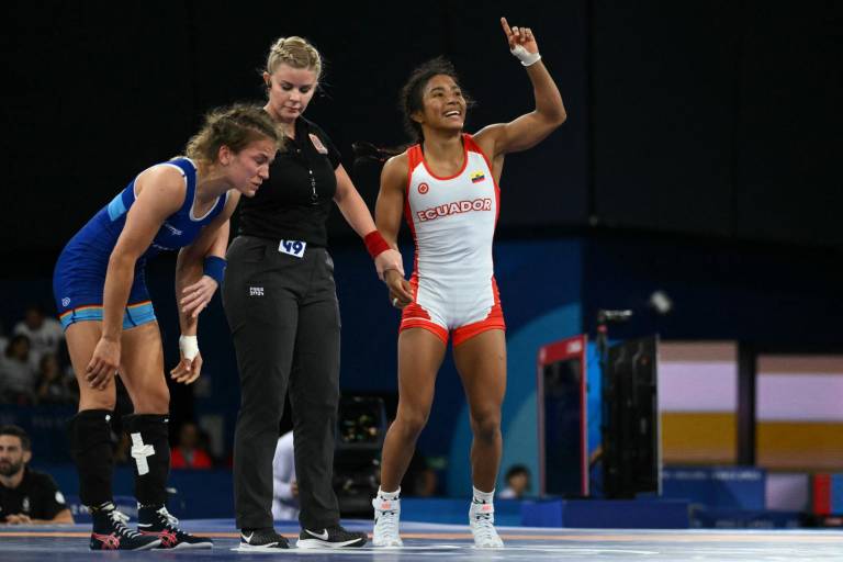 $!La ecuatoriana Lucía Yamileth Yepez Guzmán reacciona cuando se la anuncia ganadora sobre la alemana Annika Wendle en su semifinal de lucha libre femenina de 53 kg. (Foto: AFP)