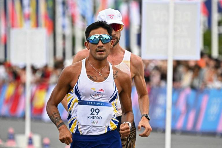 $!El ecuatoriano Brian Daniel Pintado lidera al español Álvaro Martín en la carrera de relevos de marcha de maratón mixta del evento de atletismo en los Juegos Olímpicos de París 2024. (Foto: AFP)