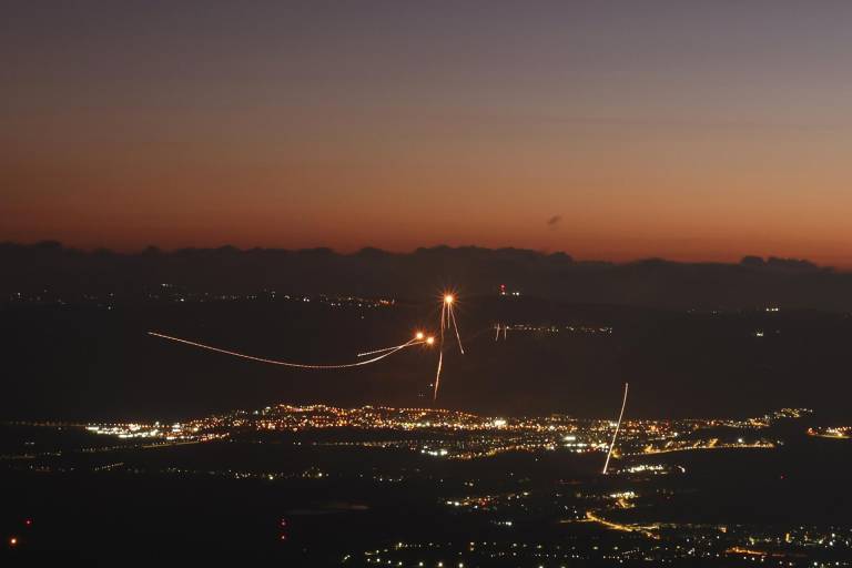 $!-FOTODELDIA- Alta Galilea (Israel), 23/08/2024.- El sistema de defensa aérea israelí (Cúpula de Hierro) intercepta proyectiles disparados desde el sur del Líbano.