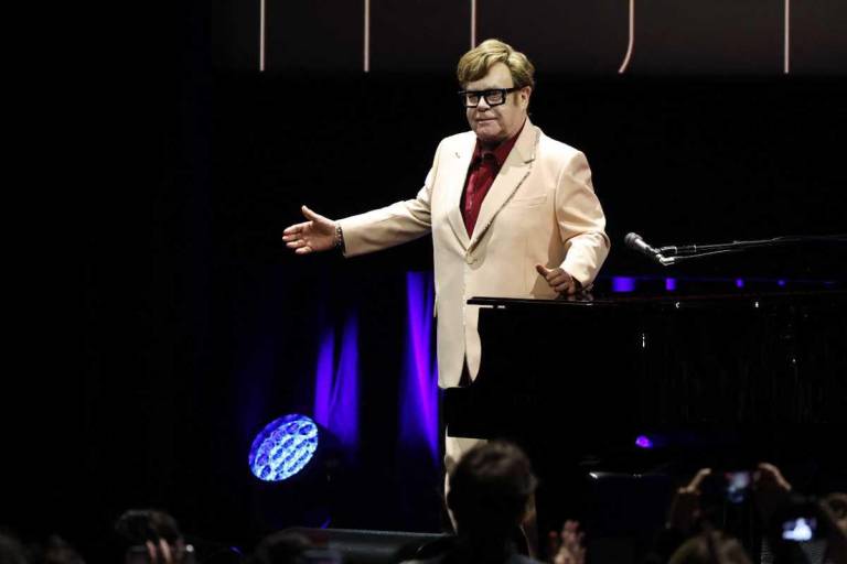 $!Pese a las dificultades, Elton John continúa activo en el medio.