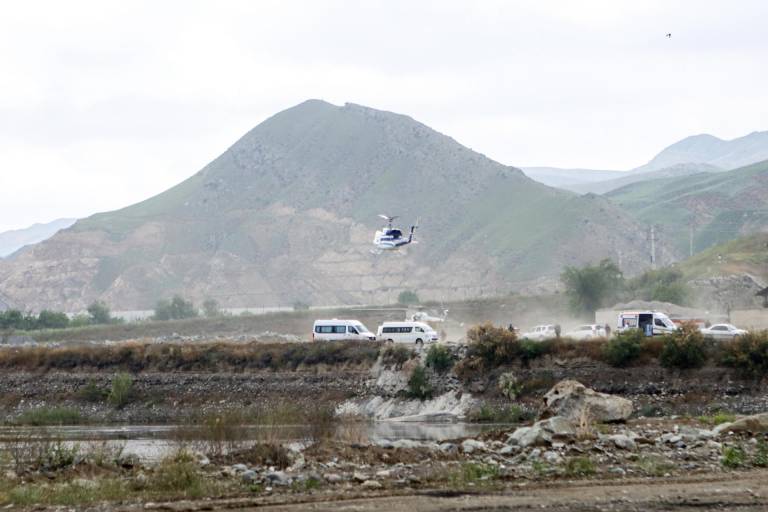 $!Aras, Irán, 19/05/2024.- Un helicóptero que transporta al presidente iraní Ebrahim Raisi despega en la frontera entre Irán y Azerbaiyán, en el suroeste de Irán.