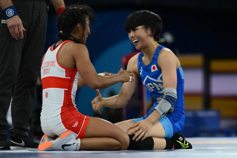 $!La ganadora, Akari Fujinami (R) de Japón, abraza a Lucía Yamileth Yepez Guzmán (L) de Ecuador después de su partido final de lucha libre femenina de 53 kg durante los Juegos Olímpicos de París 2024. (Foto:AFP)